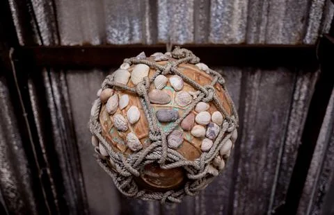 Wall decorated with scallop shells in a row Stockfoto's