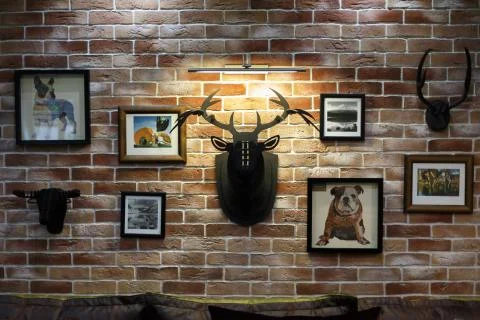 Wall decoration with decorative elements in the relaxation room. 스톡 사진