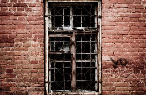 Wall of a deserted house with smashed window Foto stock