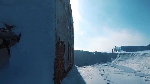 Wall of a destroyed house in the snow Video stock 127111310