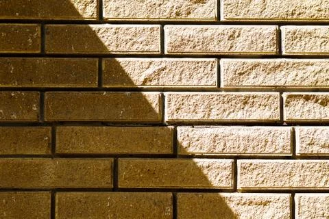 The wall of the facing brick is yellow. Background, texture Foto stock