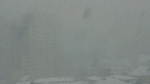 Wall of falling snow. Powerful snowfall in city. Vídeo Stock 83753832