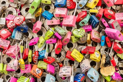 A wall full of padlocks of many shapes and colors on a street in Seoul, South Foto stock