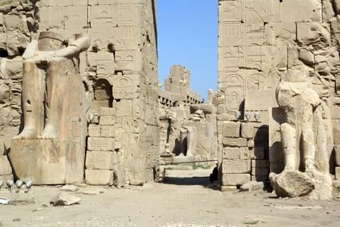 Wall, gate and statues in karnak Foto stock
