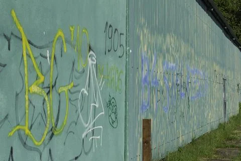 A wall with graffiti on it, one of the words is "big" Foto stock