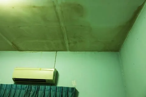 A wall with a green ceiling and a white air conditioner Foto stock