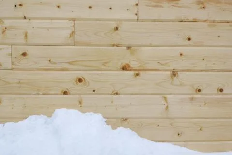 A wall of light pine boards down the snow for snow banner for construction an Foto stock