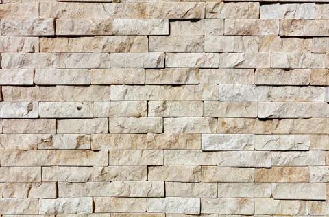 The wall is lined with stone with a chopped side of yellow sandstone. Foto stock