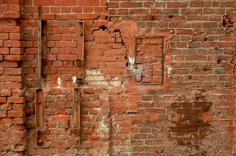 The wall of the loft is made of red brick with metal fittings.The style of Foto stock