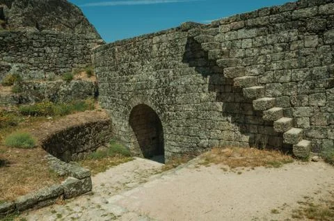 Wall made of stone bricks with gateway at the Castle of Monsanto Foto stock