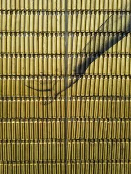 A wall make of brass casings from automatic rifle. Foto stock