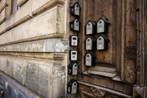 Wall mounted key lockboxes on historic wooden door in Lviv, Ukraine Foto stock