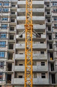 Wall of multi-storey building under construction with crane section Fotos de archivo