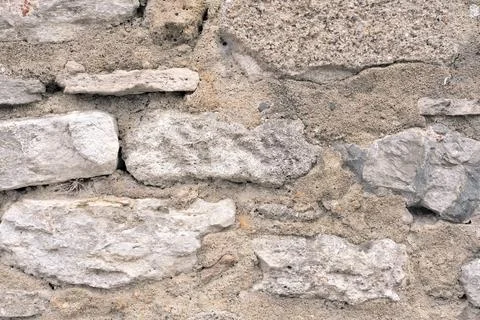 Wall of an old building made of rough limestone stones Foto stock