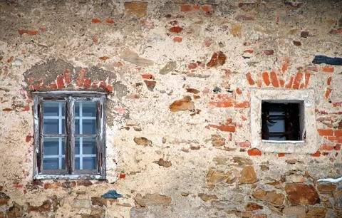 Wall with old windows 库存照片