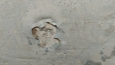 Wall paint that is peeling because the wall is damp 動画素材 287967973