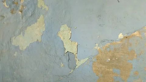 Wall paint that is peeling because the wall is damp Видео 313418577