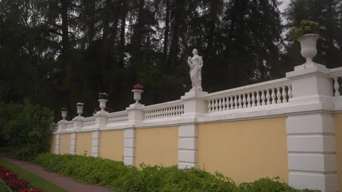 A wall in the palace complex decorated with vases and sculptures 库存影片 263060765