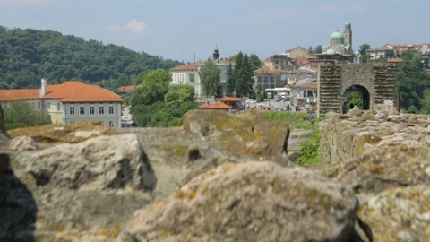 Wall path through gate from Tsarevets fortress Video stock 96174222