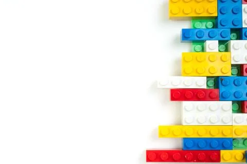 Wall from Plastic building blocks isolated on white background. Top view with Fotos de archivo