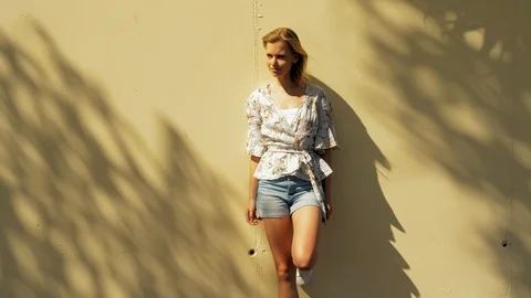 Wall pose 스톡 동영상 107604686