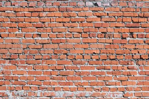 Wall of red brick. The bricks cracked. Masonry is uneven. Foto stock