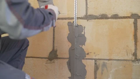 Wall repair with mortar. Plasterer at work. Fastening building beacons to the Vídeo Stock 152337946