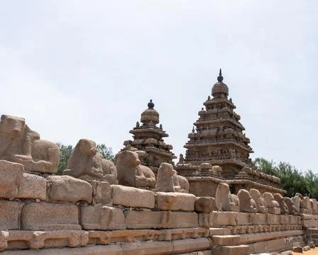 A wall of stone with two towers on either side Stock-Fotos