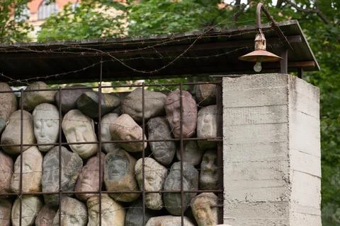 A wall of stones in the shape of human faces Foto stock