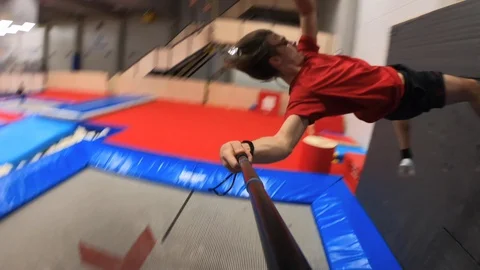Wall Trampolining Selfie Acrobatics Vídeos de archivo 129473753