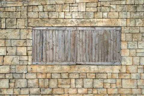 Wall with windows grunge brick wall with wooden window using as background... Foto stock