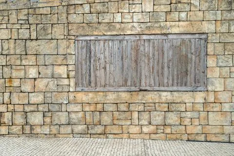 Wall with windows grunge brick wall with wooden window using as background... Foto stock