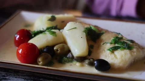 Walleye steak at the fish restaurant Vidéo 318244791