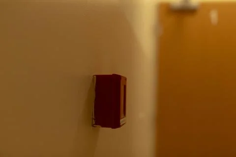 Wallmounted red manual call point emphasizing safety measures Stockfoto's