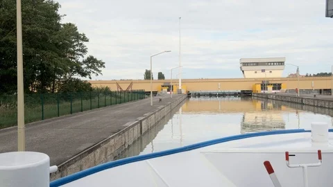 Wallsee-Mitterkirchen Lock. Video stock 115946408