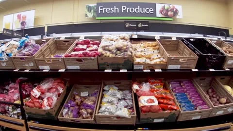 Walmart grocery retail store interior Pan bagged potatoes and produce wall de Stock Footage 181382513