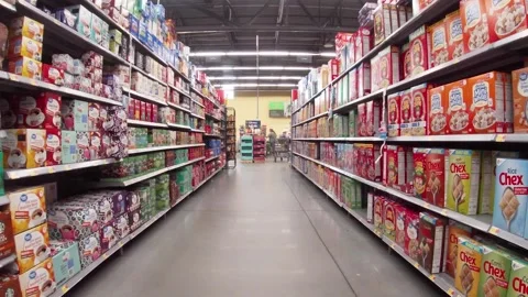Walmart grocery store interior cereal aisle and people in the distance Vídeos de archivo 224389779