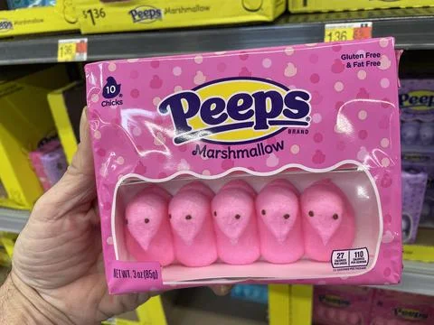 Walmart interior easter peeps candy pink marshmallows Foto stock