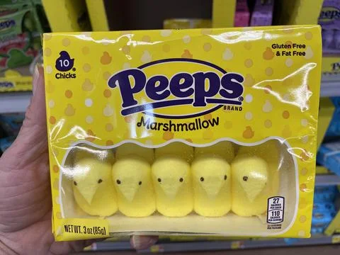 Walmart interior easter peeps candy yellow marshmallows Foto stock