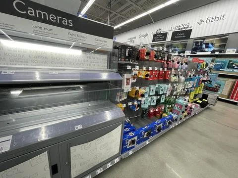 Walmart retail store 2025 electronics department empty camera case display Foto stock
