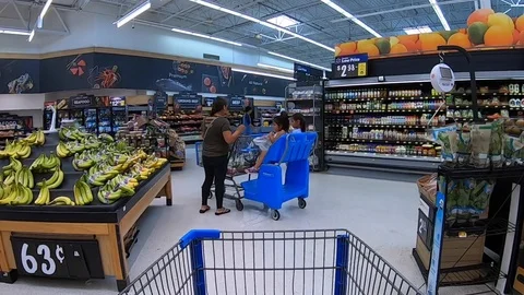 Walmart Shopper_2 Stockbeeldmateriaal 117396686