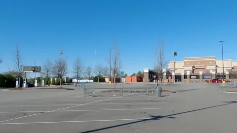 Walmart super center empty parking lot pan exterior building Vídeos de archivo 228656904