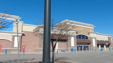 Walmart super center side pan exterior building signed trees  parking lot c.. Vídeos de archivo 228656871