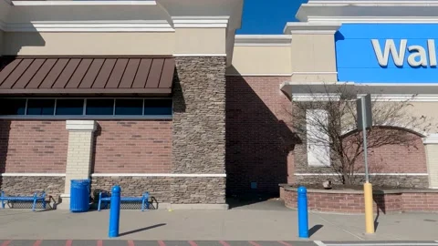 Walmart super center store front exterior pan close up Vídeos de archivo 228656933