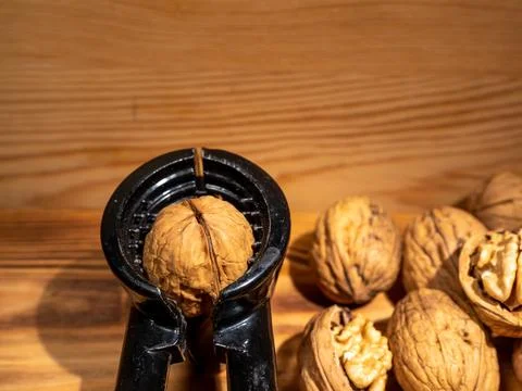 Walnut and nutcracker on a wooden background. Raw walnut. Foto stock