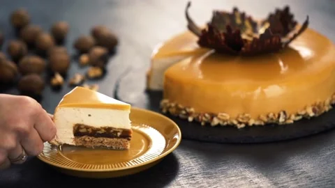 Walnut caramel mirror cake Video stock 211023773