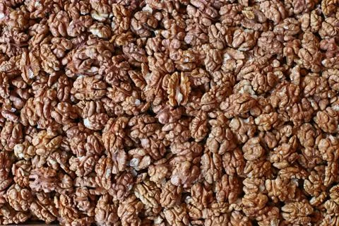 The walnut on the counter of the store. Walnut background with soft focus. Foto stock