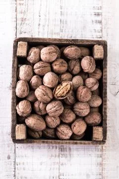 Walnut kernels and whole walnuts on rustic old wooden table Foto stock