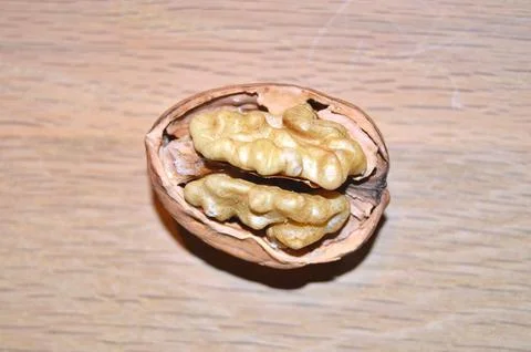 Walnut in shell on the table Foto stock