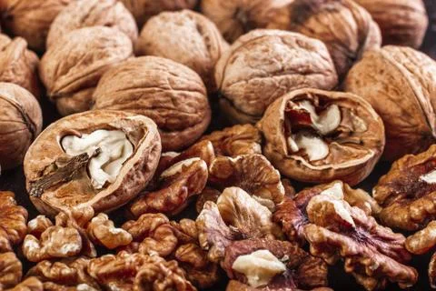 Walnut in shells and peeled Foto stock